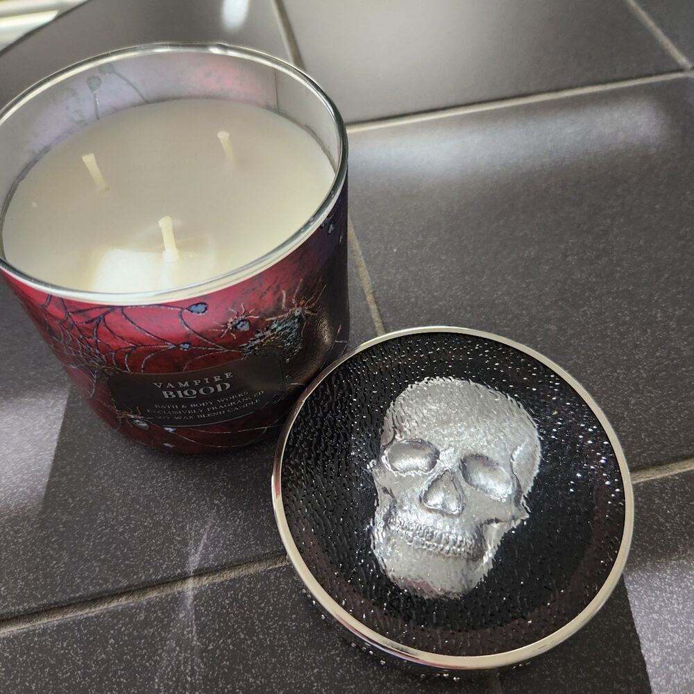 Skull Vampire Blood 3 wick candle